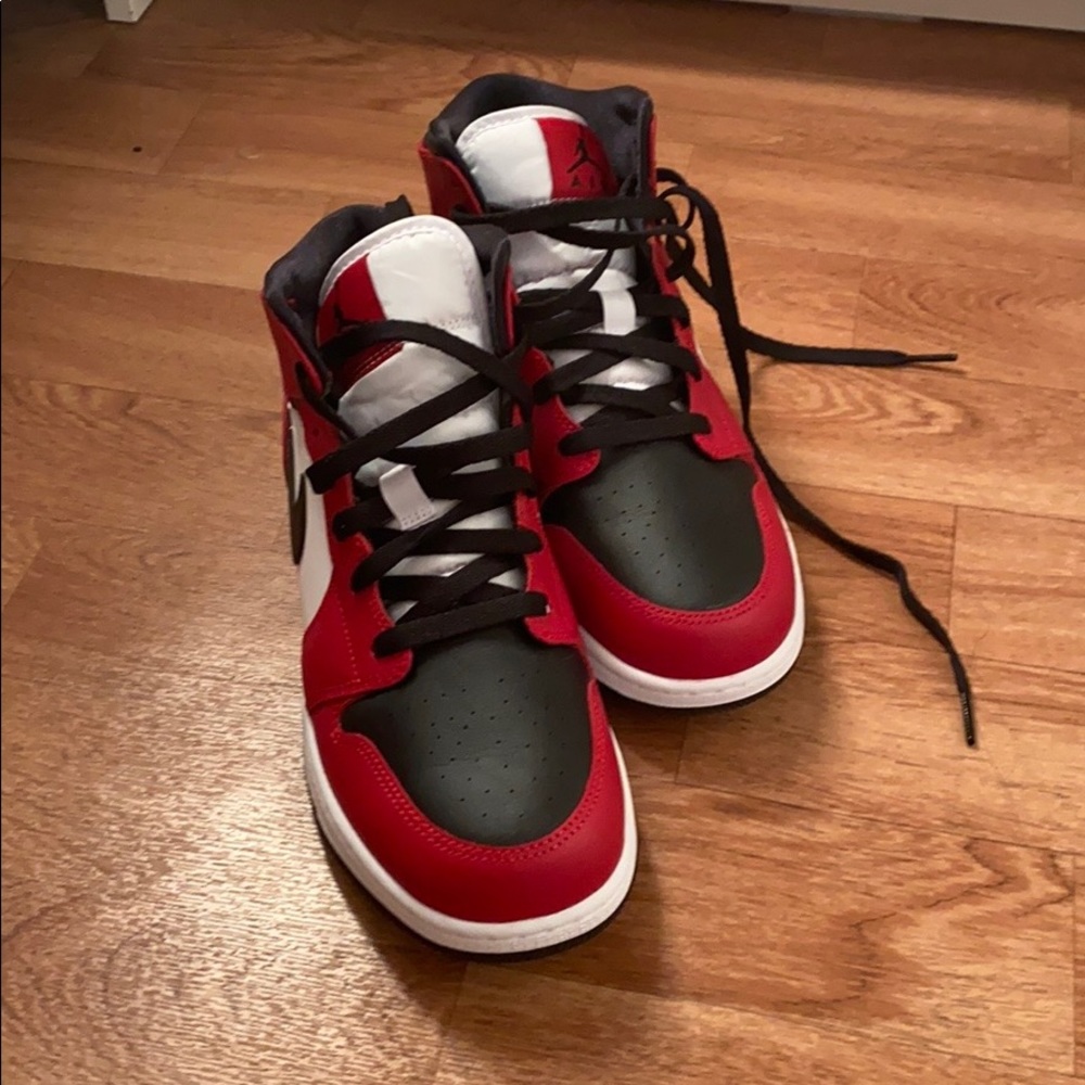 Nike Air Jordan 1s mid tops in 7Y  SOLD‼️